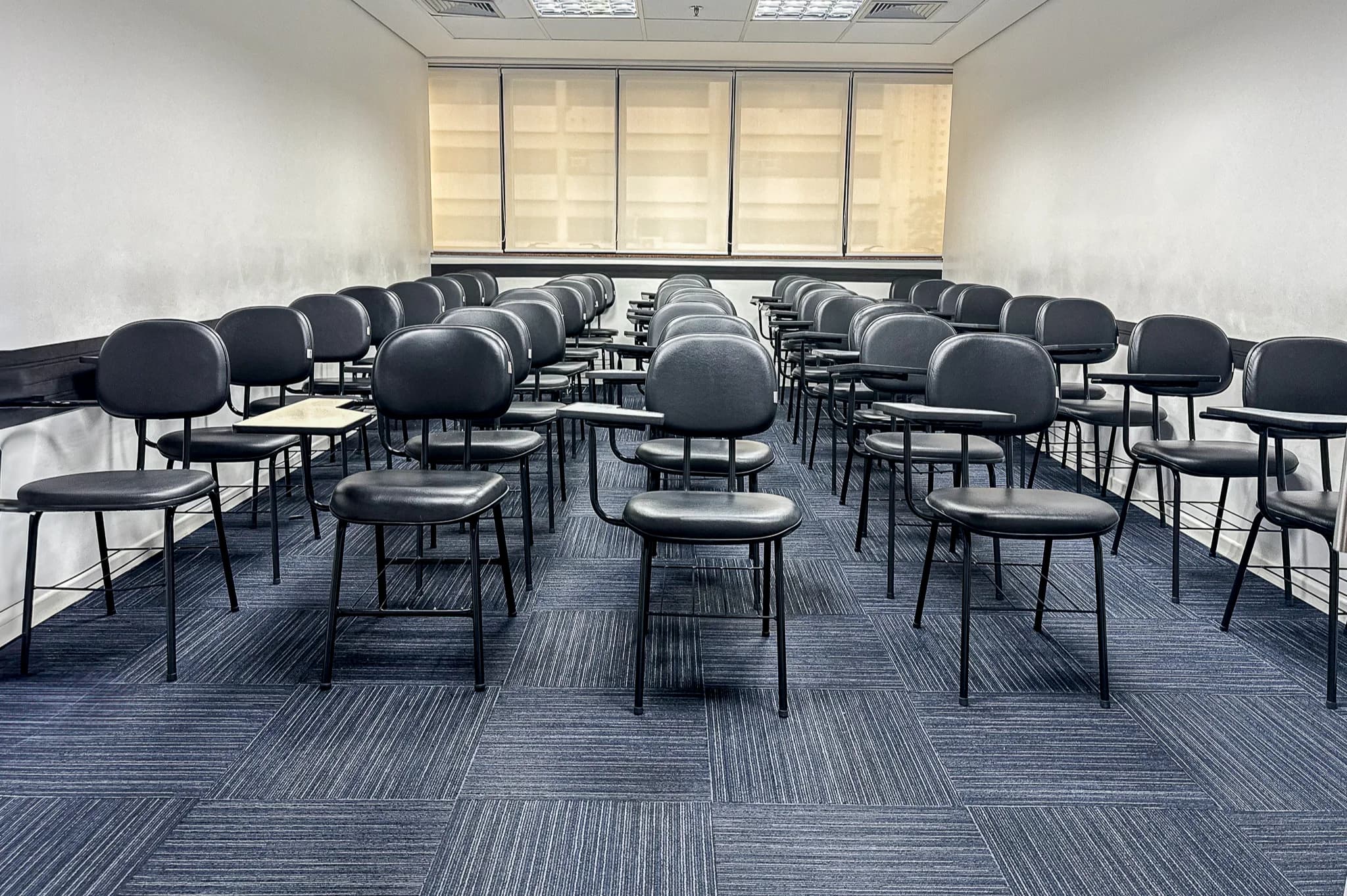 Sala de aula do CEAB preparada para cursos de aviação