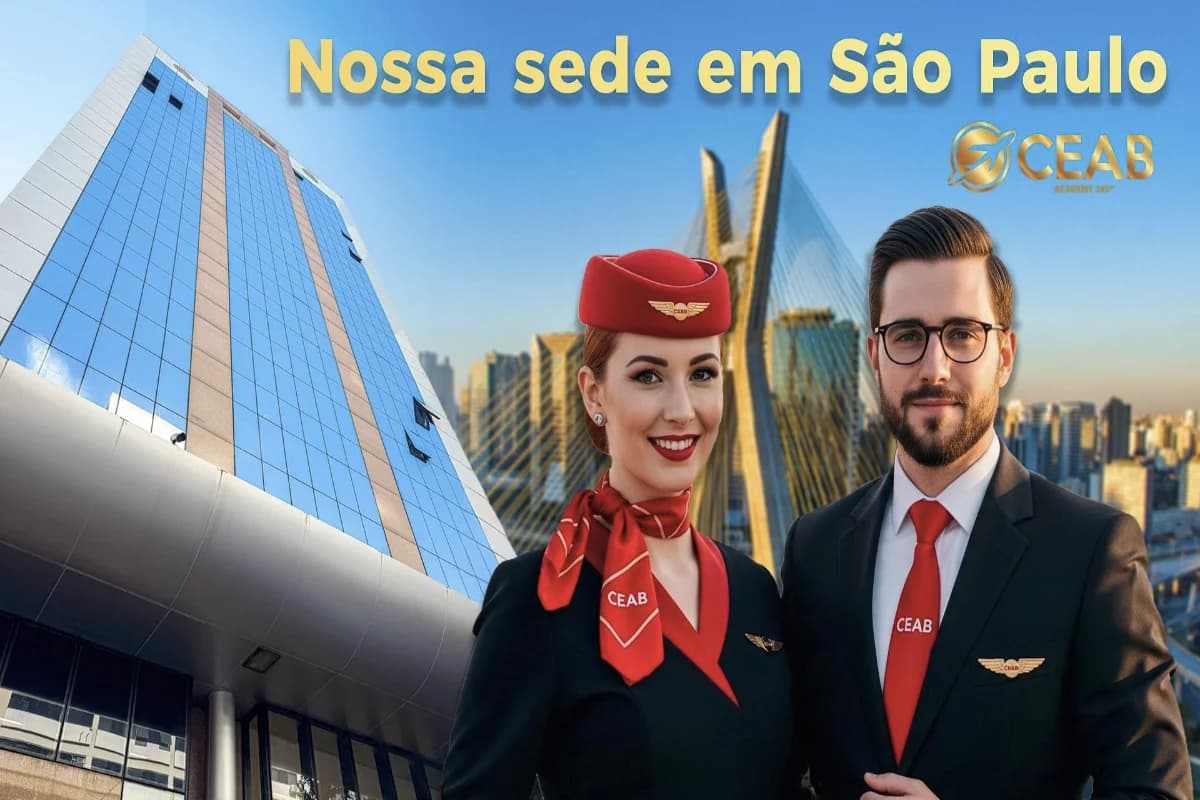 Cena realista em ambiente de treinamento de comissários de bordo em São Paulo: cabine de aeronave simulada com poltronas e corredor, uma instrutora demonstrando procedimentos de segurança e atendimento, alunos com uniforme neutro praticando postura e briefing; ao fundo, janelas com vista sutil de skyline urbano de São Paulo desfocado. Composição horizontal 16:9, enquadramento em perspectiva pelo corredor da cabine, foco nos participantes, estilo fotográfico editorial moderno, cores neutras, iluminação suave e profissional de estúdio, alta nitidez, sem texto, sem logotipos, sem marcas d’água