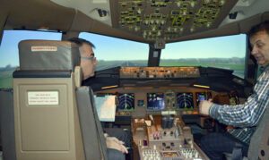 Comportamentos Inconvenientes No Voo! 1 Comandante recebendo informação do comissário de voo sobre o comportamentos inconvenientes dos passageiros