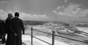 Da torre de controle, de 56m, Geisel e comitiva observam a parte concluída do Aeroporto Internacional do Rio, inaugurado por ele 20-01-1977