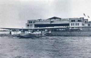 História do Aeroporto Santos Dumont 1 Um Consolidated Commodore da Panair do Brasil aguarda o embarque de seus passageiros no cais flutuante do Terminal de Passageiros da Pan American no Aterro da Ponta do Calabouço em algum ano da década de 30.