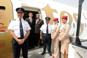 Moosa Mubarak, de paletó, ao centro – Foto: Emirates