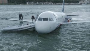 avião pousa na água