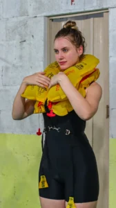 comissário de bordo precisa saber nadar?