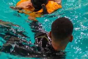 comissário de bordo precisa saber nadar?